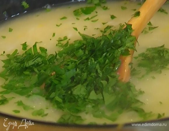 Добавить в рис оставшееся сливочное масло, петрушку и пармезан, перемешать и выключить огонь.