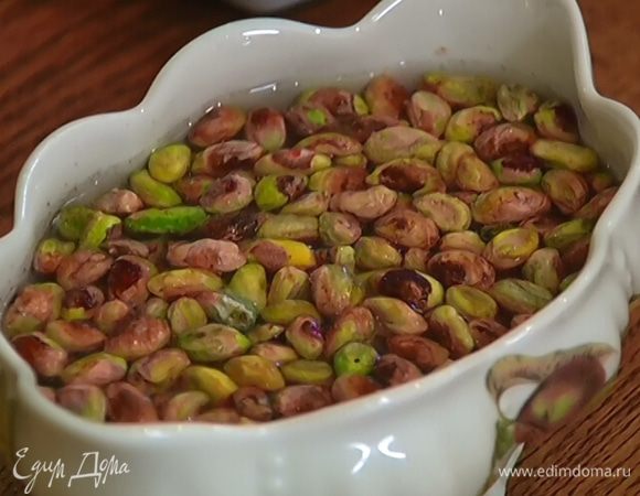 Замочить 100 г фисташек в теплой воде, затем воду слить и просушить орехи бумажным полотенцем.