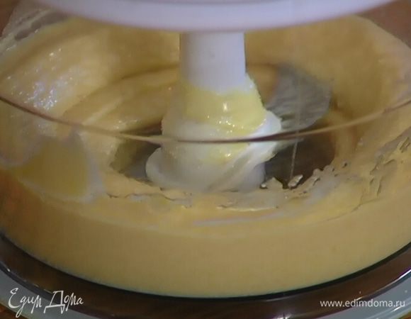 Предварительно размягченное сливочное масло соединить с сахаром и яйцом и взбить все в блендере.