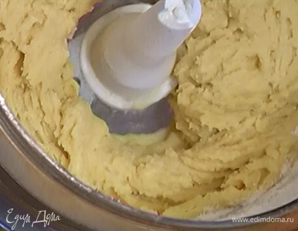 В сливочно-сахарную массу влить апельсиновую воду, добавить муку с разрыхлителем и взбивать все в блендере до получения однородной консистенции.