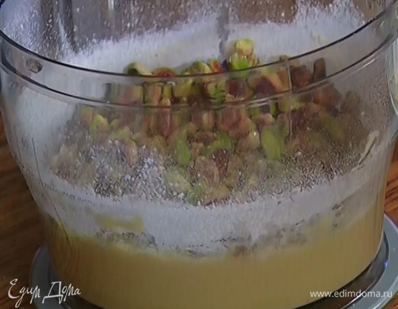 Добавить в тесто фисташки и перемешать.