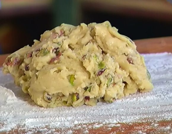 Рабочую поверхность присыпать оставшейся мукой, выложить тесто.

