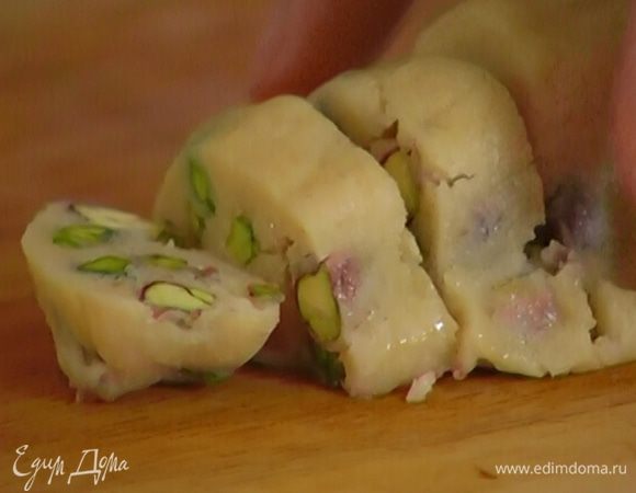 Охлажденное тесто нарезать кружками.