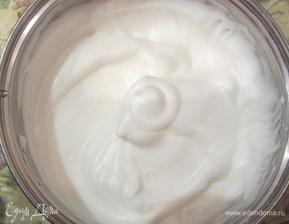 Разогреть духовку до 180 гр. Взять яйца, разделить желтки от белков. Белки взбить со 75 граммами сахара до гладкости и  устойчивых пиков.