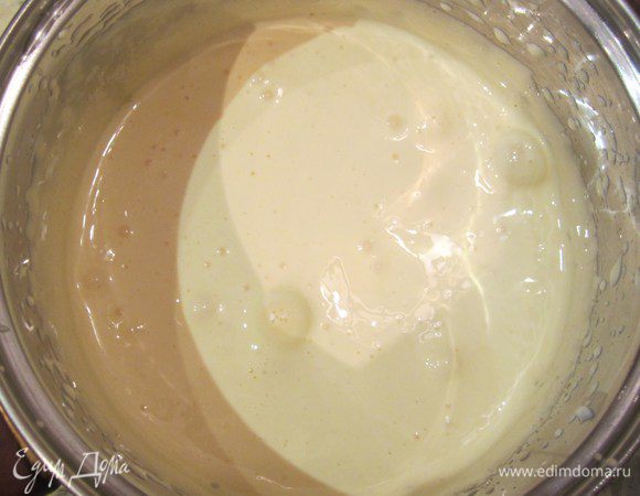  Отдельно взбить желтки с 75 граммами сахара до бела, до кремообразного состояния. 