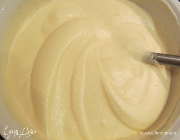 Во взбитые желтки аккуратно вводим белки по чуть-чуть и перемешиваем лопаткой до однородности.