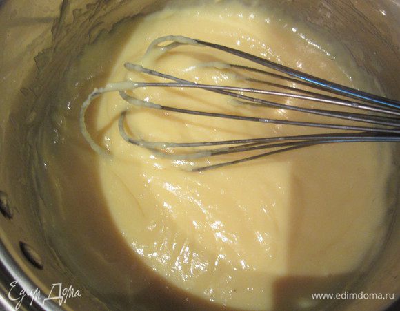 Готовим крем: 3 желтка, 50 грамм воды и 5 ст. ложки сгущенного молока смешать и варить до загустения на маленьком огне, постоянно помешивая.