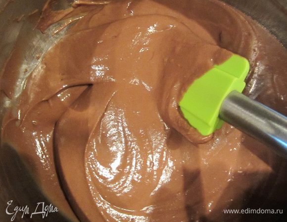 Добавить 50 грамм черного шоколада, все размешать и хорошо остудить(это важно). Сливочное масло 200 грамм (или маскарпоне )миксером взбить и добавить в  крем, все взбить до однородного состояния, можно добавить 1 ст. ложку коньяка по вкусу(если пропитка просто сахар с водой) 