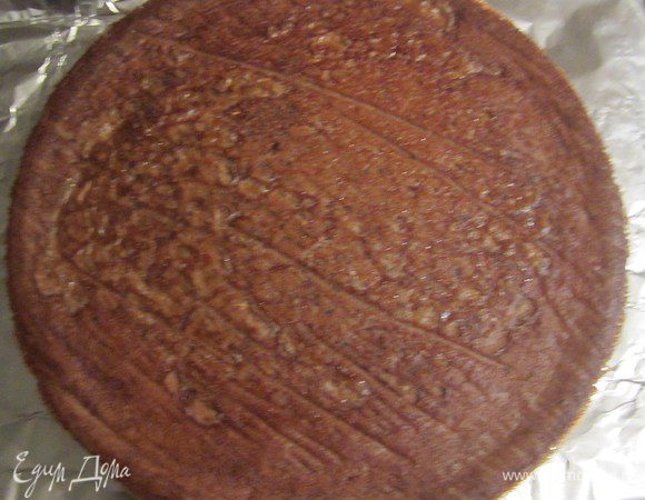 Когда бисквит приготовится, сразу вынуть его из духовки и оставить до остывания.