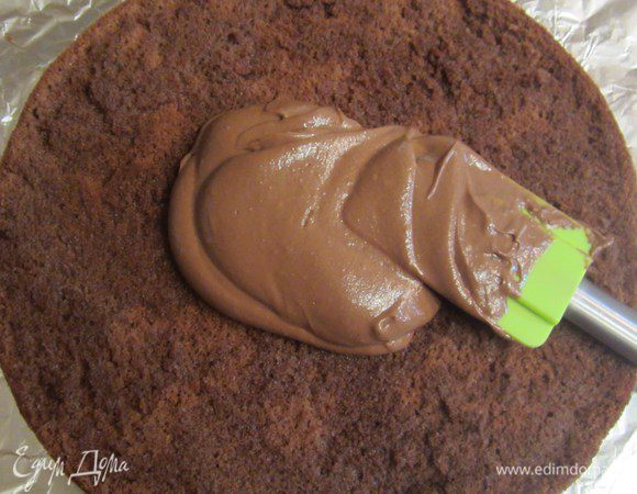 Полить 2 коржа сиропом(100 гр. воды, 100 грамм сахара подогреть до растворения сахара),смазать кремом  первых нижних 2 коржа. 