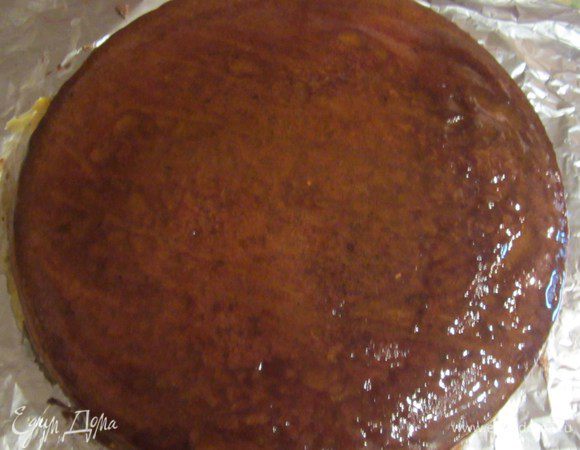 Верхушку смазать подогретым абрикосовым джемом без ягод, дать полностью остыть(в холодильнике застыть джему0.  Полить шоколадной глазурью( 100 грамм сахара, 100 грамм воды, 200 грамм черного шоколада), все уварить, помешивая, пока шоколад слегка не загустеет) Поставить торт в холодильник на несколько часов.Приятного чаепития.