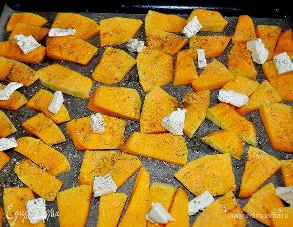 Тыкву нарезать не большими кусочками.
Противень застелить бумагой для выпечки, выложить тыкву,посолить,поперчить, посыпать орегано, сбрызнуть оливковым маслом и положить кусочки сливочного масла. Это очень важно,тогда тыква будет очень нежной и с румяной корочкой.