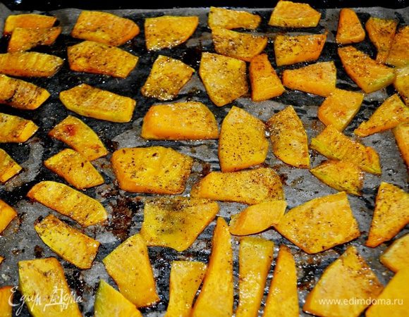 Запекать тыкву при 200С примерно 15 минут (может меньше,зависит от Вашей духовки)
Тыква готова, теперь оформить салат.