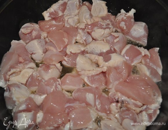 Куриные грудки помойте, обсушите и нарежьте небольшими кусочками. Разогрейте в сковороде 2 ст. л. оливкового масла, положите кусочки курицы.
