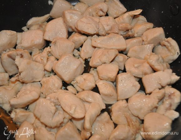 Обжарьте их до золотистого цвета примерно 10 минут, затем выложите из сковороды в подходящую посуду.