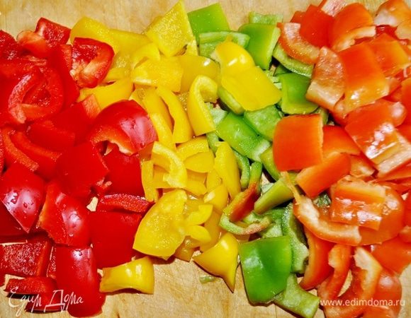 Перцы помойте, разрежьте пополам, удалите сердцевину, мякоть нарежьте небольшими квадратами.