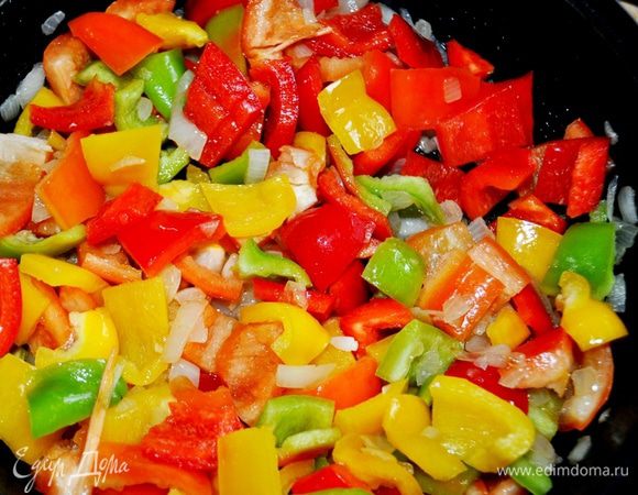 Перец добавьте к луку и обжаривайте все вместе, помешивая, 5 минут.