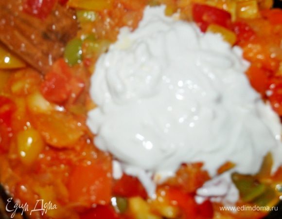 Влейте в сковороду сметану, посолите. Перемешайте, чтобы соус получился однородным.