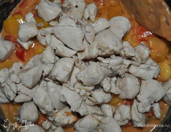 Верните в сковороду курицу, еще раз перемешайте, накройте крышкой и прогрейте 2–3 минуты.