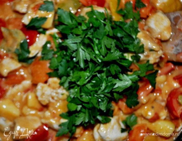 Перед подачей готовый паприкаш посыпьте измельченной петрушкой.