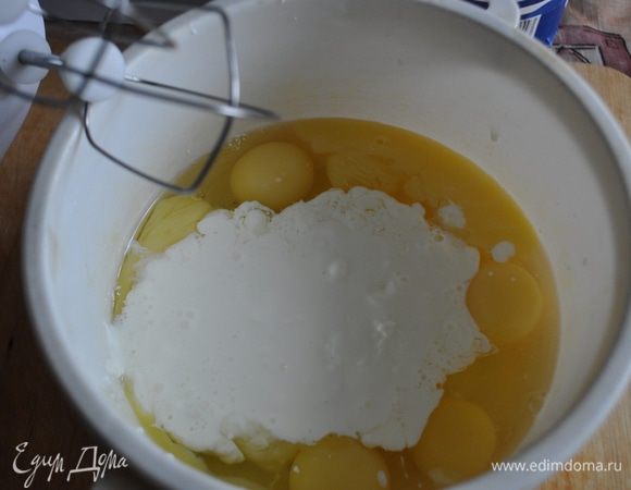 В отдельной посуде взбить яйца со сливками.