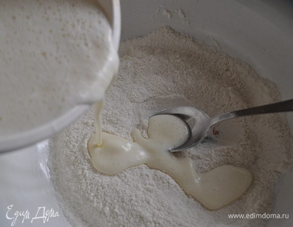 Аккуратно влить сливочную смесь в муку. Размешать до однородности.