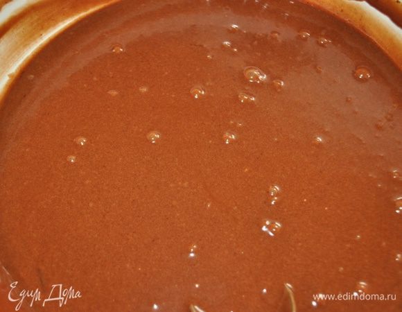 Влить в тесто растопленный шоколад, перемешать до однородного цвета