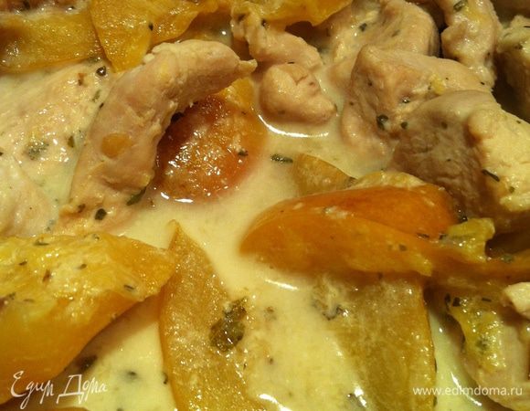 Когда мяско с нектаринами будет готово, добавляем совсем немножечко сливочек, чтобы вкус стал более мягким.