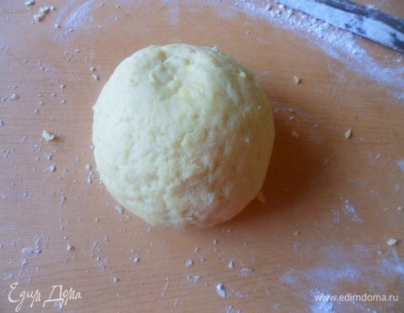 И замесить тесто, если тесто получается слишком густое и не забирает в себя всю муку, то можно добавить 1-2 ст.л. холодной воды