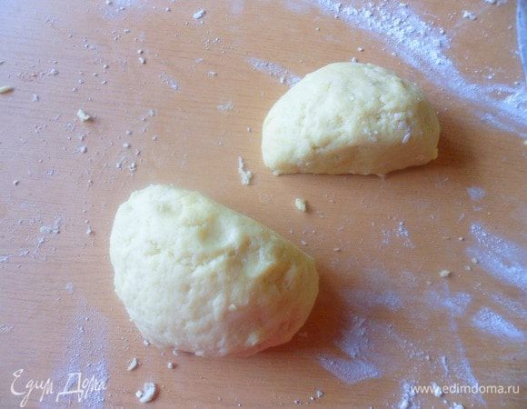 Разделить тесто на 2 части: 1 побольше, другую поменьше, завернуть в пищевую пленку и убрать в холодильник на 1 час.