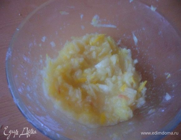 Для начинки:Лимон ошпарить кипятком, натереть цедру лимона, порезать мякоть лимона, натереть на терке яблоко. Добавить крахмал и сахар, все хорошо перемешать.