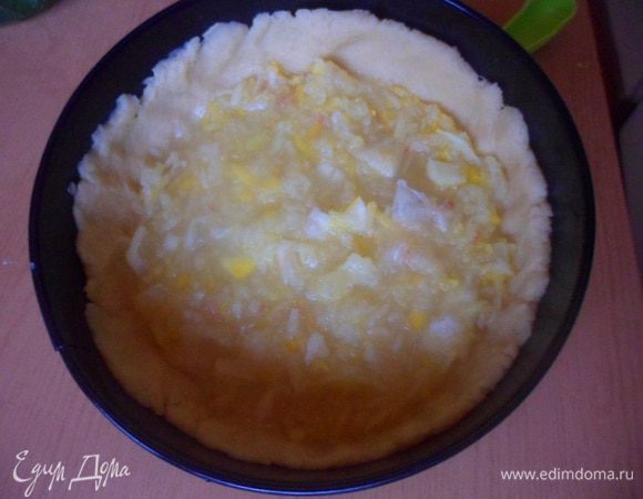 На тесто выложить начинку