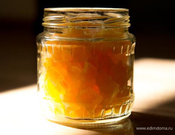 Цукаты из тыквы:
Готовим цукаты по этому рецепту  - http://www.edimdoma.ru/retsepty/47394-tsukaty-iz-tykvy
Откидываем тыкву на сито и даем стечь сиропу.
Сироп используем в коржи и крем.