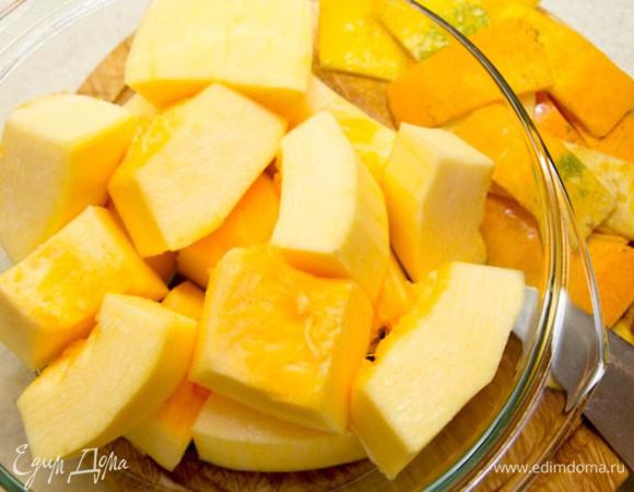 Тыквенное пюре:
Тыкву очистить, порезать на крупные куски, сложить в емкость с крышкой (либо накрыть фольгой). 