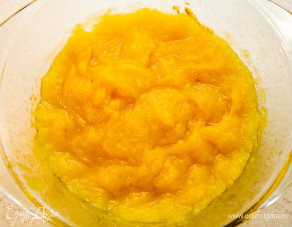 Запекать в духовке при температуре 180С  в течении 1,5 часов. Остудить. Пюрировать тыкву с помощью блендера или протереть через сито.