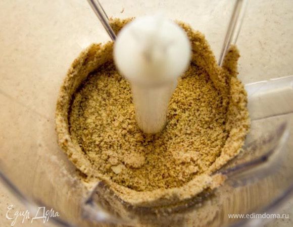 Корж:
Отделить белки от желтков. Белки убрать в холодильник.
Орехи размолоть в мелкую крошку.