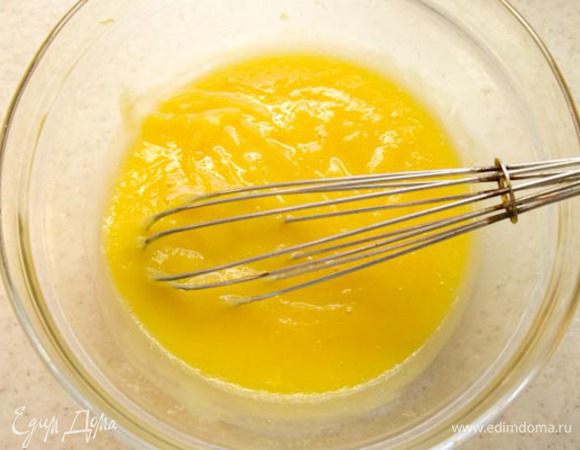 Смешиваем жидкие ингредиенты: 1 желток, пюре тыквы, тыквенный сироп.