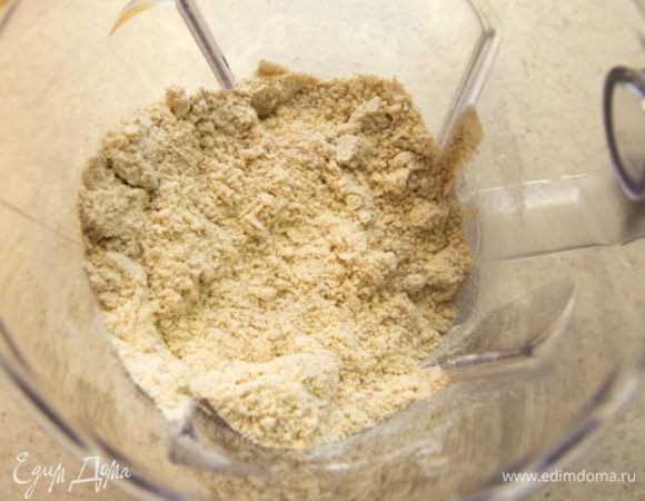 Смешиваем сухие ингредиенты: муку, перемолотые орехи, ванилин, соль, корицу, соду, лимонную кислоту.