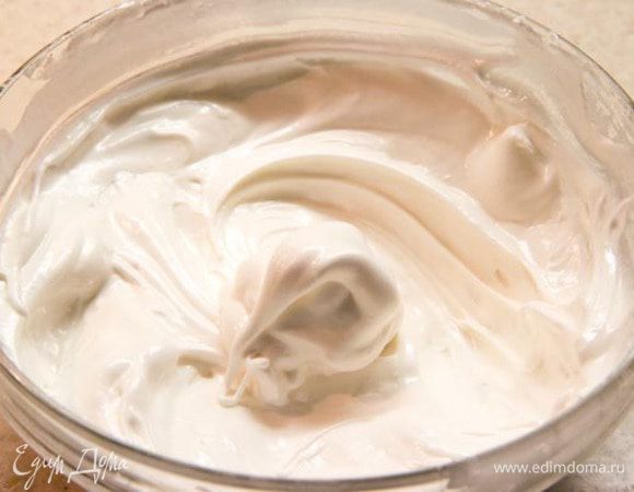 Охлажденные белки взбить со щепоткой соли в крепкую пену.