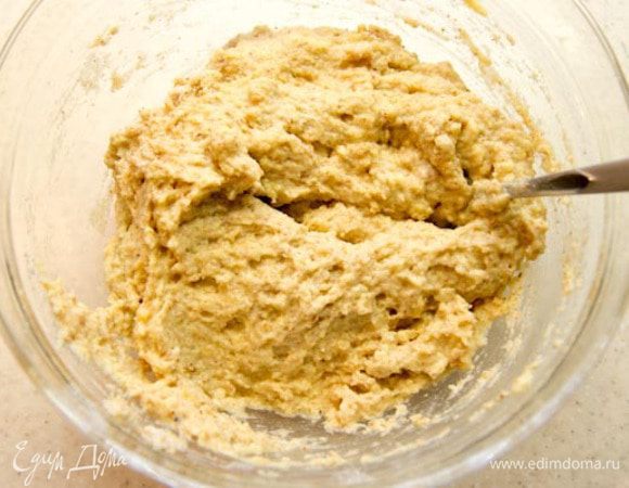 Смешиваем жидкие ингредиенты с сухими.