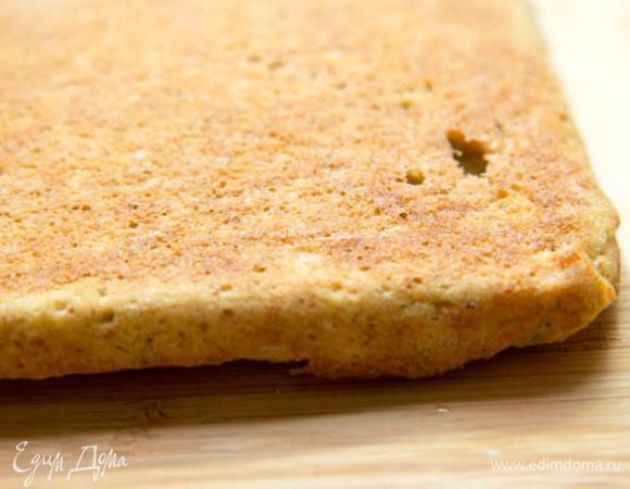 Теперь в два приема добавляем белки. Сначала половину белков, потом вторую аккуратно, чтобы не сбить пену, перемешивала лопаткой движениями снизу вверх.
Духовку разогреть до 190 С, вылить тесто на противень, застеленный пергаментом, который смазать маслом. Размер моего противня 22х32 см. Выпекать ок. 15 мин. Вытащить, минут через 5 аккуратно перевернуть на ровную поверхность и снять пергамент. Разрезать корж на 2 части и дать остыть.