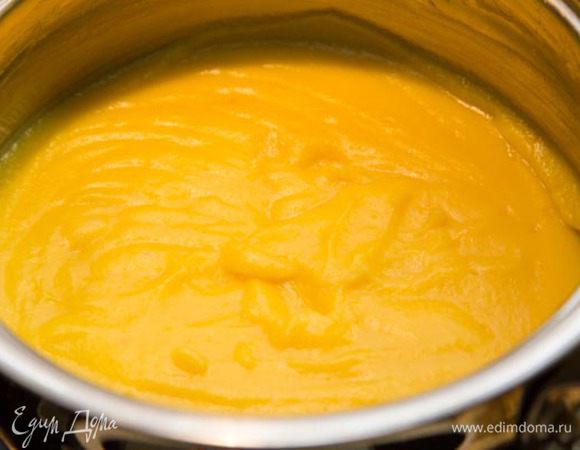 Крем:
Соединить все ингредиенты для крема, кроме масла в сотейнике, перемешать венчиком. Поставить на средний огонь и нагревать постоянно помешивая, до точки кипения (когда в креме начнут появляться первые пузыри от закипания). Снять с огня положить сливочное масло в горячий крем и хорошо вымешать. Остудить.