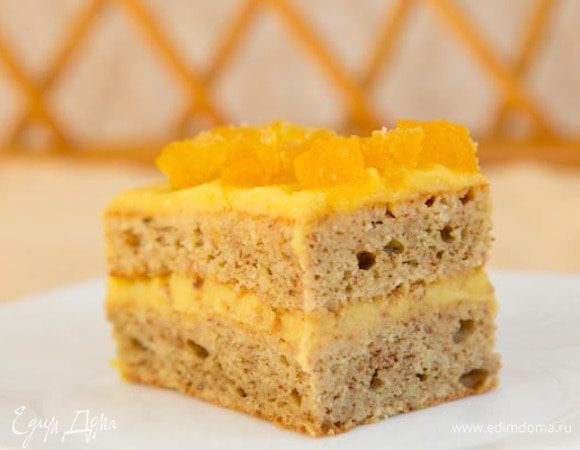 Промажьте остывший корж кремом, сверху украсьте цукатами и уберите на ночь в холодильник. За ночь торт пропитается и станет нежным и очень, очень вкусным.
