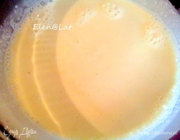 Желатин залить водой и оставить набухать. Сливки и сгущенное молоко довести до кипения, убрать огонь и на слабом огне прокипятить минуту. Затем добавить желатин и перемешать до полного растворения. Все смесь остудить до комнатной температуры.