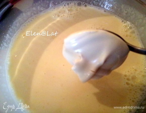 Добавить сыр "Филадельфия" и взбивать миксером примерно 10 минут.
