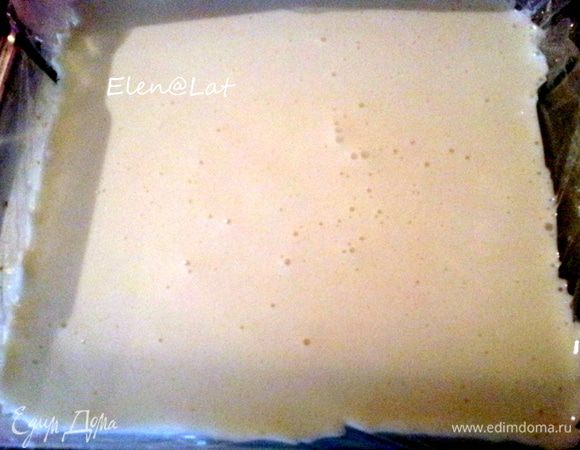 Затем переложить массу в форму, застеленную пищевой пленкой, и поставить в холодильник на 3 часа.