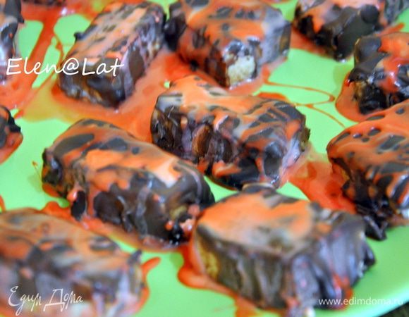 Конфеты обмазать глазурью. Для этого растопить шоколад и добавить молоко, перемешать все до однородности, и обмазать конфеты. Можно их оставить просто покрытые шоколадной глазурью, но у нас все таки праздничный рецепт, поэтому я растопила белый шоколад, добавила  краситель, можно свекольный или морковный сок, и полила им конфеты.
Конфеты поставить в холодильник, лучше на ночь. Ну а мы ночь не смогли ждать, так что пробовали минут через 30 после окончания готовки)))) Очень вкусно)))
