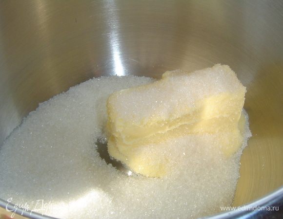 Размягченное сливочное масло взбиваем с сахаром,