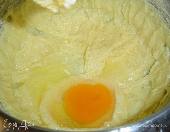 затем продолжая взбивать, по одному добавляем яйца,