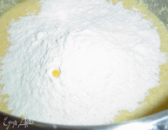 половину просеянной муки с разрыхлителем, ванильный сахар, соль и хорошенько перемешиваем,